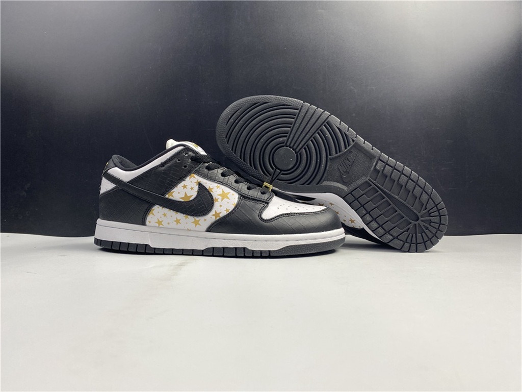 Svp*me x Nike SB Dunk Low DH3228-102